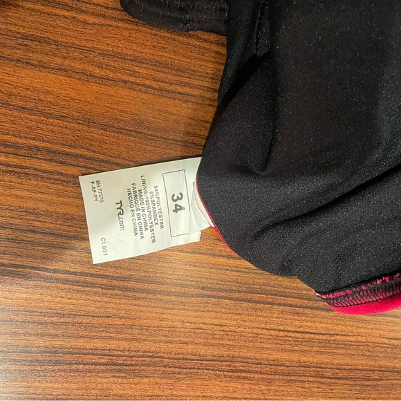 high performance bathing suit TYR never used - Picture 4 of 4